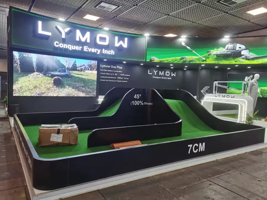 Green demonstration ramp integrated into an exhibition stand